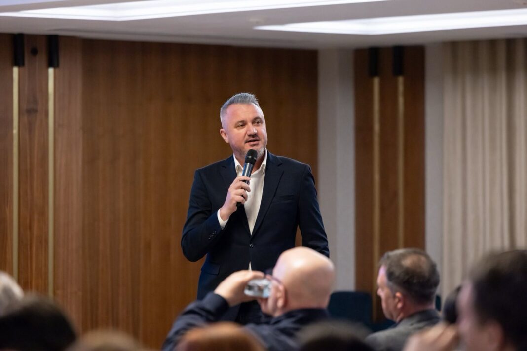 NEWS.ro: Vicepreşedintele PSD Romeo Lungu: Politica lui Bolojan a eşuat / România nu este un tabel de contabilitate, iar românii nu sunt cifre / Responsabilitate nu înseamnă să susţii o guvernare proastă, înseamnă să o opreşti şi să schimbi direcţia