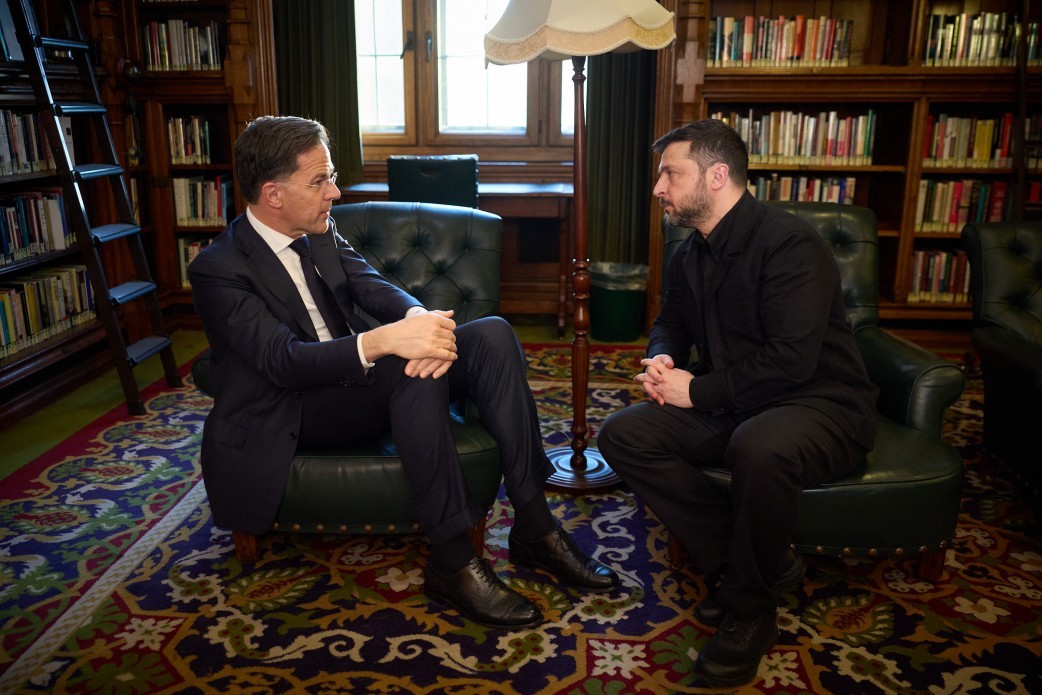 NEWS.ro: Volodimir Zelenski s-a întâlnit cu Mark Rutte la Londra pentru a discuta despre apărarea antiaeriană. Marea Britanie şi Ucraina au convenit să colaboreze pentru a vinde tehnologie de drone în străinătate