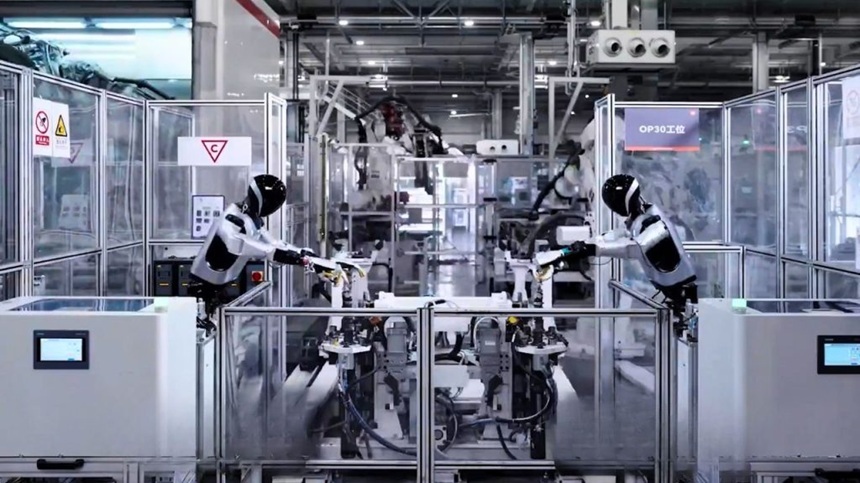 NEWS.ro: Xiaomi testează roboţi umanoizi în fabrica sa de maşini electrice şi spune că sunt ”ca nişte stagiari”