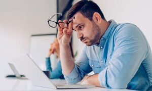 Nivelul de fericire la locul de muncă scade în România, stresul profesional crește semnificativ