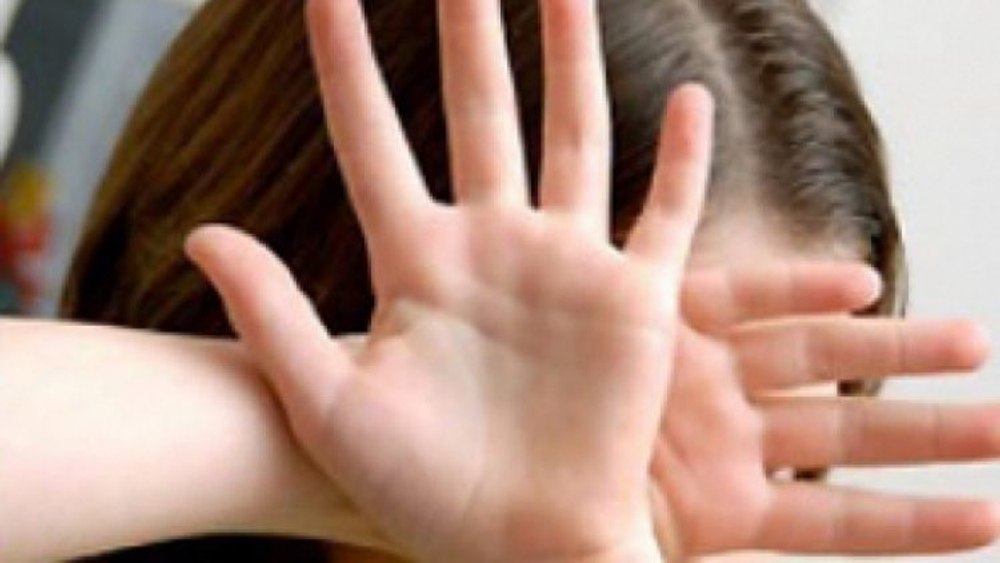 Noi detalii în cazul femeii care și-a amenințat copiii cu bătaia în timpul unui live pe TikTok: „Prostul pământului, te calc în picioare!”