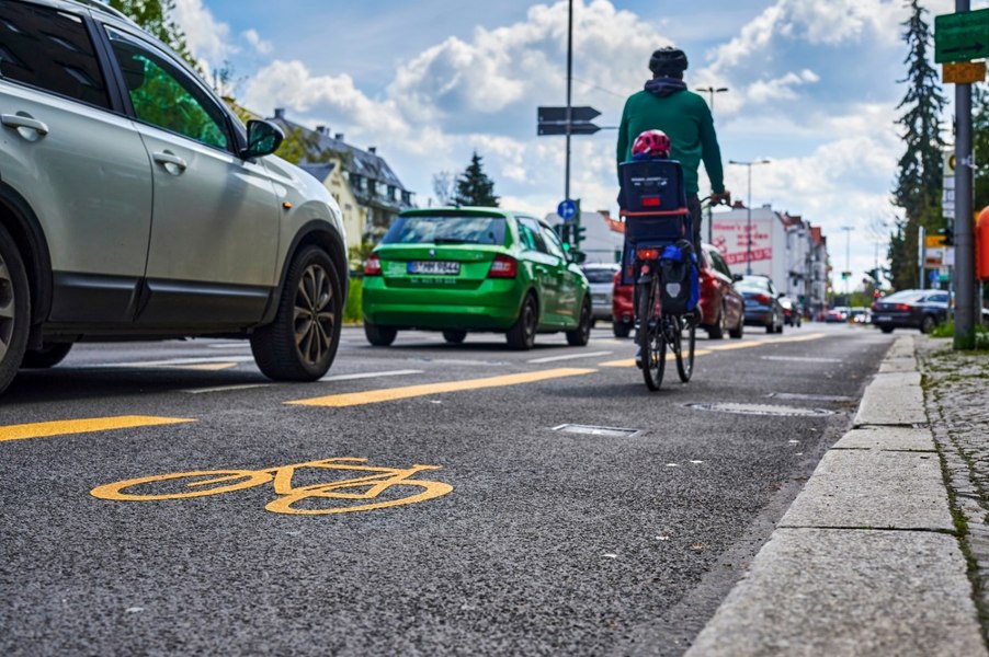 O adolescentă pălmuită de un pensionar pe care l-a acroșat cu bicicleta a depus plângere la poliție. Bărbatul intrase pe pista destinată bicicliștilor