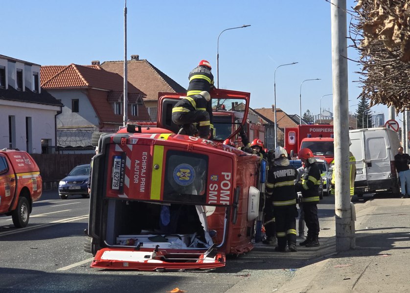 O ambulanță SMURD în care erau șase persoane s-a răsturnat pe o stradă din Sibiu după coliziunea cu un autoturism