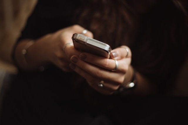 O avocată din Botoșani alimenta cu telefoane mobile un deținut / Acesta le folosea pentru a păcăli oameni prin metoda „accidentul”