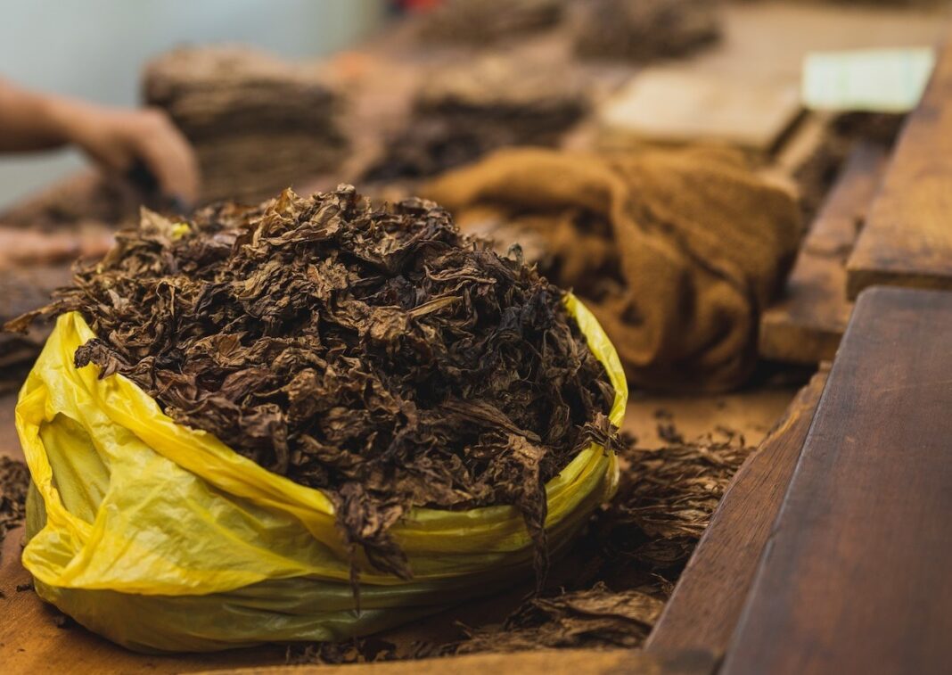 O fabrică ilegală de prelucrare a tutunului a fost descoperită de poliţişti la Urziceni / Patru persoane reţinute