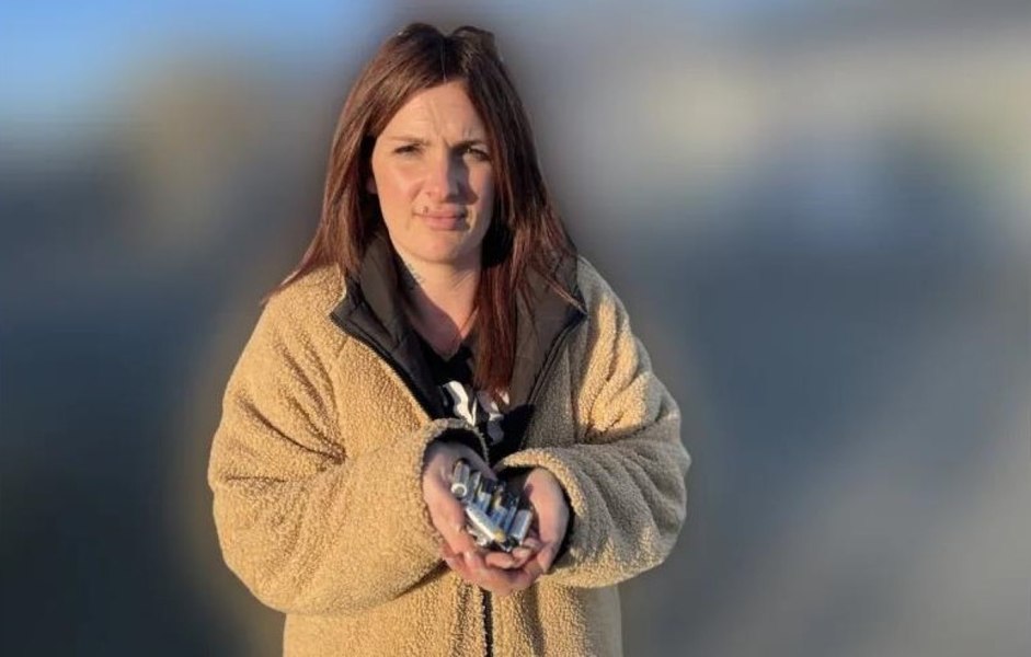 O femeie din Marea Britanie, mamă a cinci copii, riscă o amendă de 11.500 de lire după ce a aruncat jucării vechi fără să le scoată bateriile