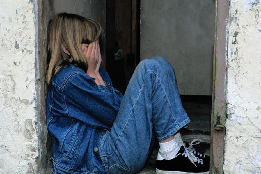 O fetiță de 9 ani a fugit pe geam pentru a scăpa de mama și iubitul acesteia, care o snopeau în bătaie