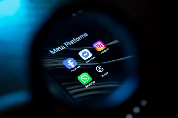 O instanță olandeză menține decizia care obligă Meta să ofere fluxuri cronologice și nu bazate pe profilare 