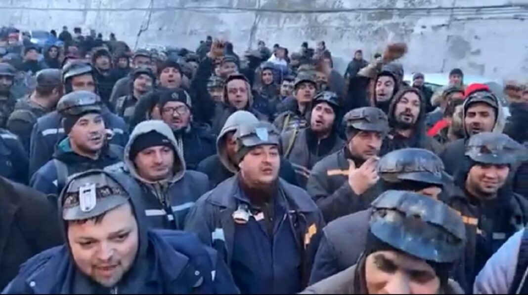 O mie de mineri protestează în fața Guvernului / 1.800 de mineri vor rămâne fără locuri de muncă de la 1 aprilie