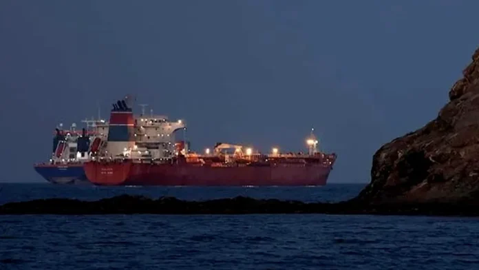 O nava a fost lovită de un „proiectil necunoscut” în apropiere de Emiratele Arabe Unite, lângă strâmtoarea Ormuz