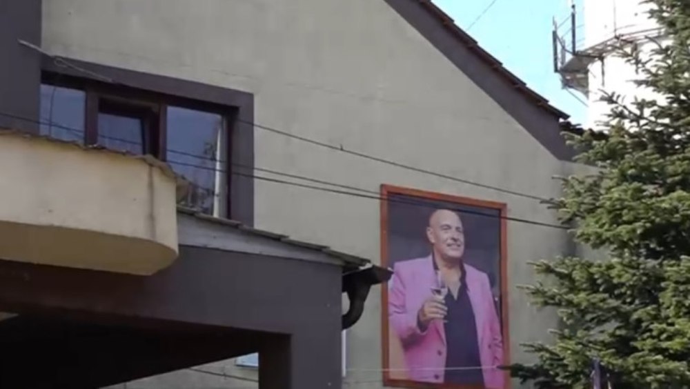 O primărie transformată în „Cimitirul vesel”. Tablouri ale fostului primar decedat, cu paharul în mână, puse pe faţada instituţiei