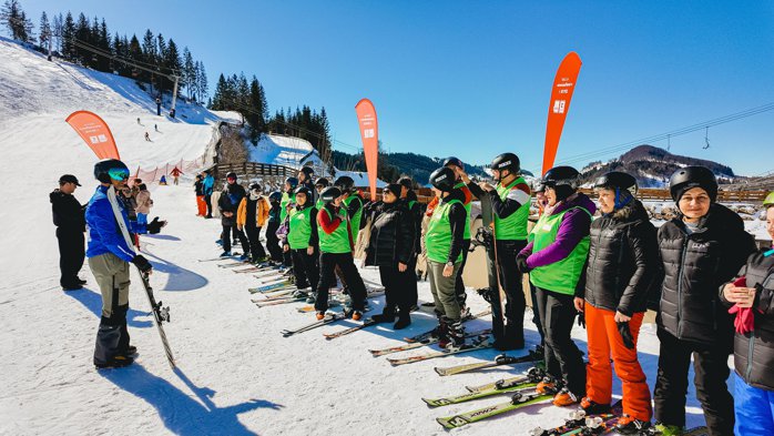 (P) CEO-ul Kaufland coboară pe pârtie alături de persoane cu dizabilităţi. O donaţie de echipamente şi câteva ore de monitor voluntar — gestul care însoţeşte un program de integrare în muncă cu peste 500 de beneficiari