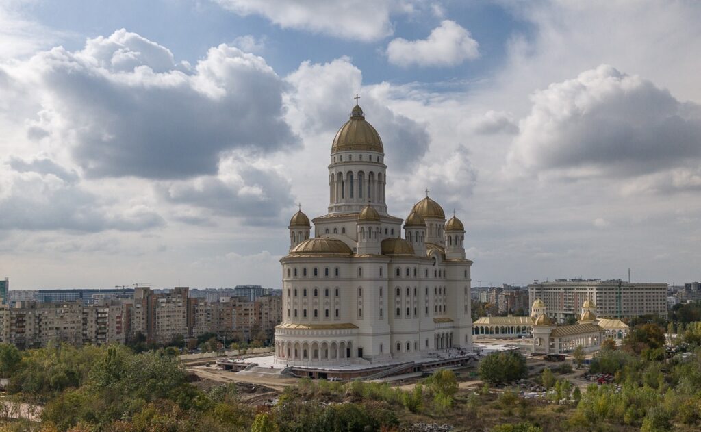Patriarhia Română: Slujbele de Paști nu se vor desfășura la Catedrala Națională / Se continuă aici lucrările de pictură