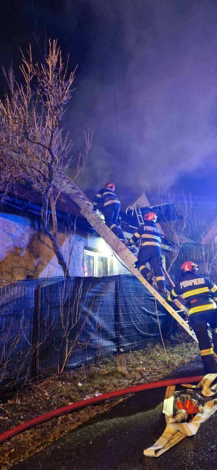 Patru persoane evacuate și una spitalizată după un incendiu ce a cuprins o casă din Baia Mare