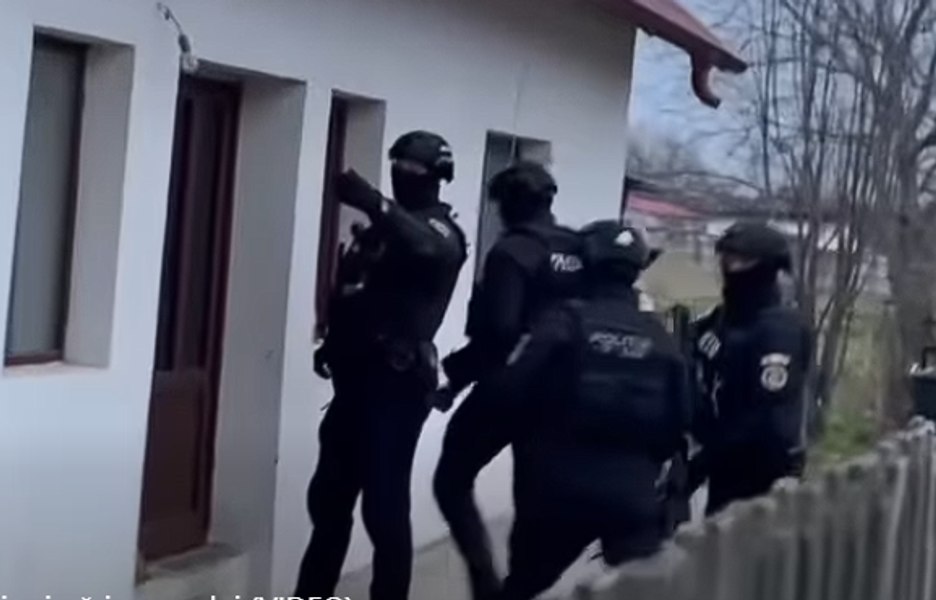 Percheziții în Botoșani. Angajată a unei primării, suspectată că aducea ilegal țigări din Republica Moldova