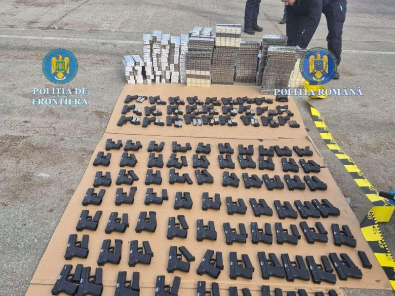Peste 100 de pistoale și zeci de mii de țigarete, confiscate de polițiștii de frontieră la Calafat. Camionul era înmatriculat în Turcia