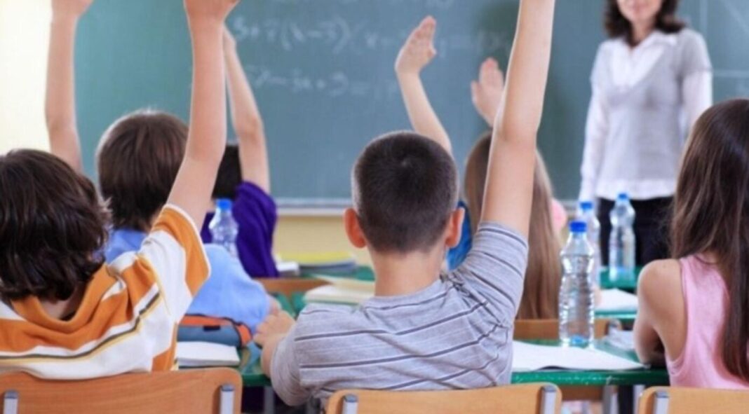 Peste 350 de profesori au părăsit școlile în ultimele patru luni din 2025
