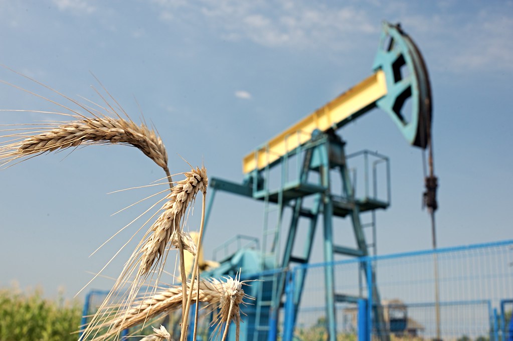 Piețele globale sub presiune: petrolul urcă la 90 de dolari pe baril, bursele continuă scăderea