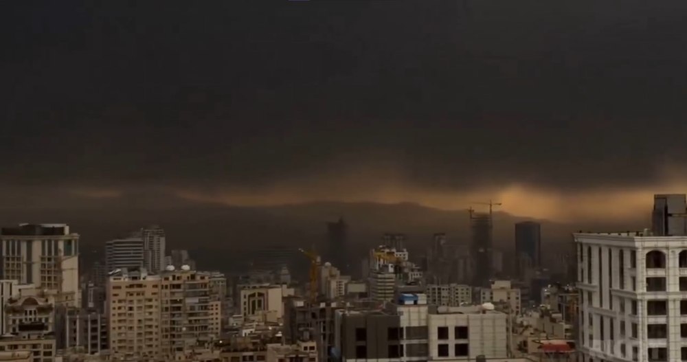 Ploaie neagră peste Teheran: capitala Iranului, acoperită de un nor toxic după atacurile israeliene