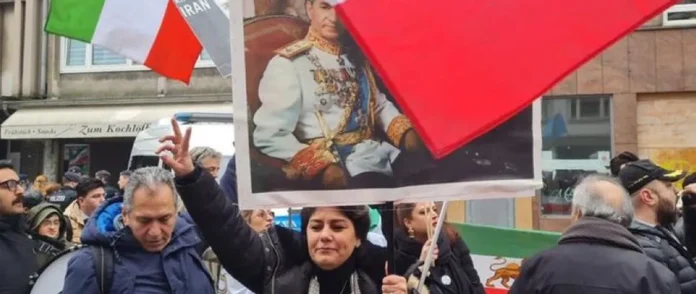 Poliția iraniană a început „prigoana monarhistă”: 54 de susținători ai lui Reza Pahlavi arestați