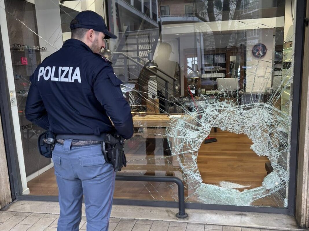 Poliția italiană a prins o bandă de români specializată în spargerea magazinelor de ochelari / Autoritățile au recuperat de la ultimul jaf 600 de perechi, în valoare de 150 de mii de euro