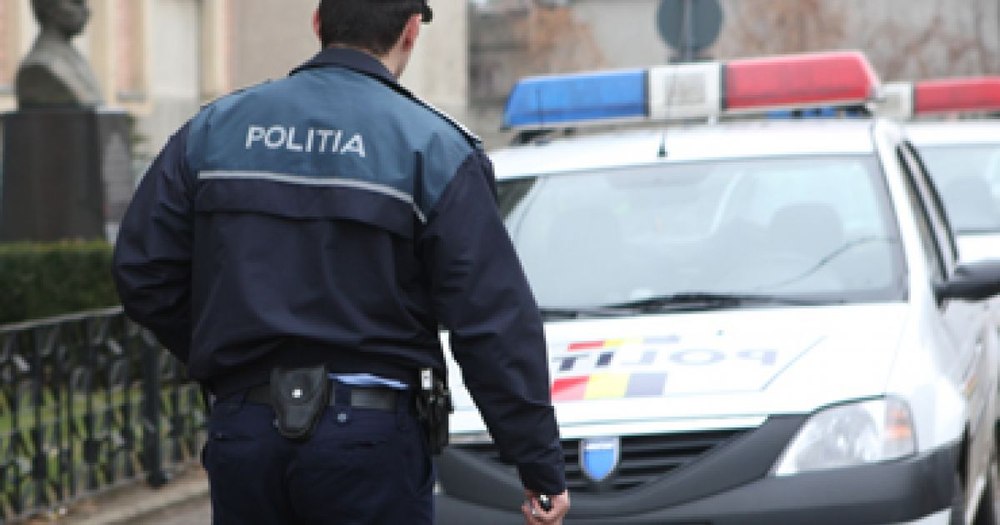 Poliţist lovit de doi tineri în timpul unei intervenţii. Omul legii încerca să salveze o femeie care era agresată de aceștia