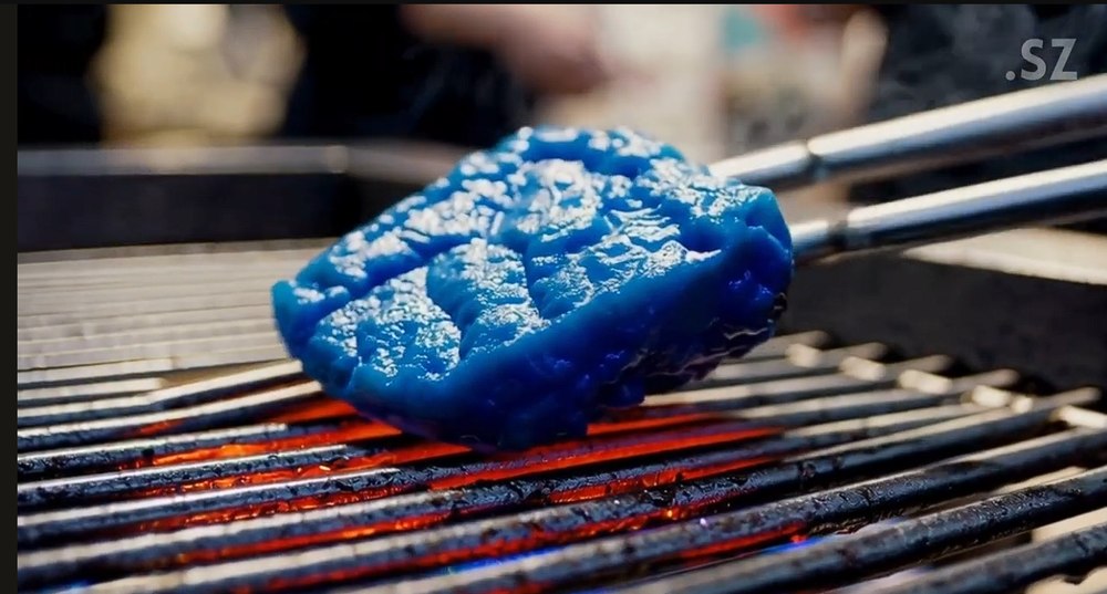 Porci mistreți cu grăsime „albastru neon”. Ce suspectează cercetătorii și de ce carnea acestora nu trebuie consumată