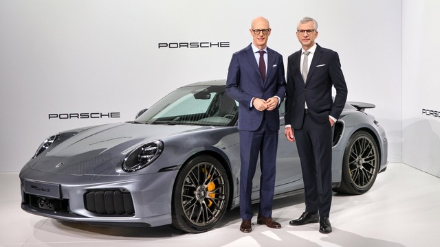 Porsche taie în carne vie după prăbuşirea profitului: compania va deveni „mai compactă”, renunţă la platforma pentru SUVuri electrice mari şi plăteşte un miliard de euro către Audi pentru sinergii în grup