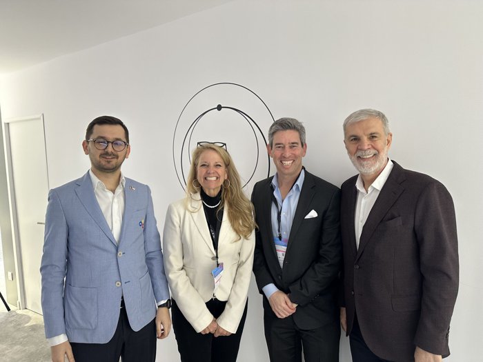 Preşedintele şi vicepreşedintele ANCOM s-au întâlnit cu Gwynne Shotwell, preşedinte SpaceX, şi cu David Goldman, vicepreşedinte pentru politici satelitare. “SpaceX şi-a deschis o filială la Bucureşti pentru a continua investiţiile importante în infrastructura locală”