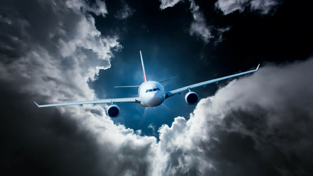Prețul biletelor de avion crește odată cu războiul / Suprataxa pentru combustibil se dublează / Majorări anunțate cu 10-15%, în medie
