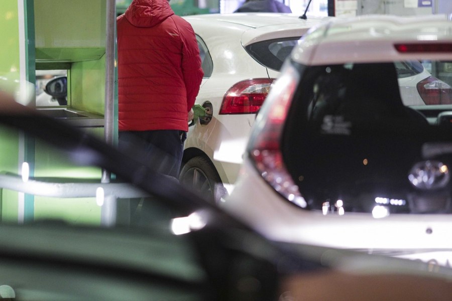 Prețul carburanților ar putea urca la 12–13 lei litrul, avertizează economistul Adrian Negrescu