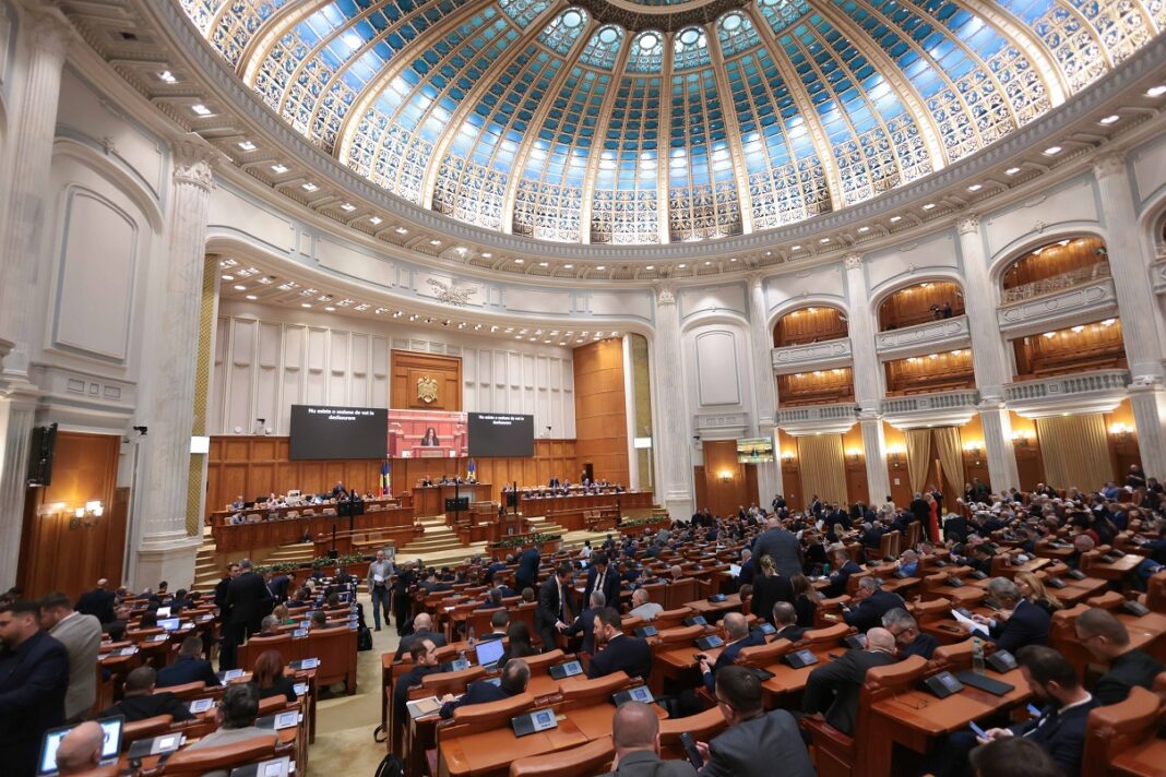 Proiectul bugetului de stat pe 2026 intră în Parlament: până miercuri vor fi dezbateri în comisii, iar joi urmează votul final în plenul reunit al Senatului și Camerei Deputaților