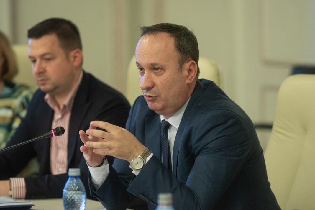 Raluca Turcan (PNL): Adrian Câciu trebuie să ceară urgent scuze publice colegei mele. Gestul lui Adrian Câciu de a-i da peste mână colegei noastre Gabriela Horga este inadmisibil într-un Parlament democratic