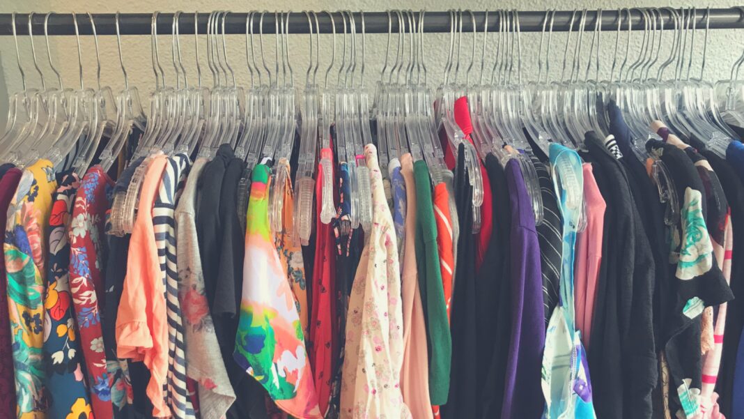 Războiul din Iran afectează și lanțurile globale de fashion. Livrările de haine din Asia rămân blocate