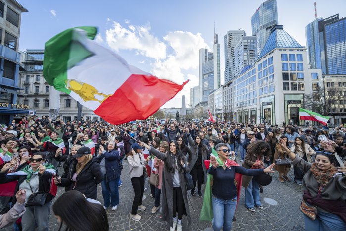 Războiul din Orientul Mijlociu. Bursele scad pe linie, preţurile la petrol şi gaze cresc rapid, iar Iranul lansează atacuri cu drone în toate direcţiile. Una dintre cele mai mari rafinării din regiune a fost închisă după ce a fost bombardată de Teheran. Ce spun autorităţile din România. LIVE TEXT