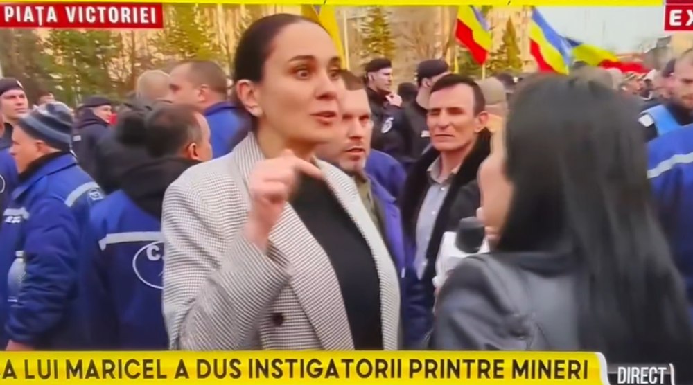 Războiul televiziunilor la mitingul minerilor: „Nu puneți mâna pe mine!” Reporter RTV și Alexandra Păcuraru, aproape de încăierare