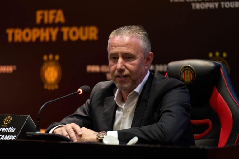 Reghecampf are condiții de lux în Africa! Avion privat și hotel de 5 stele pentru antrenorul român