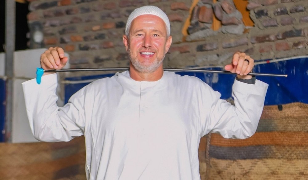 Reghecampf, tratat ca un star de sudanezi. Deplasări cu avion privat și cazări luxoase, după mărirea consistentă de salariu