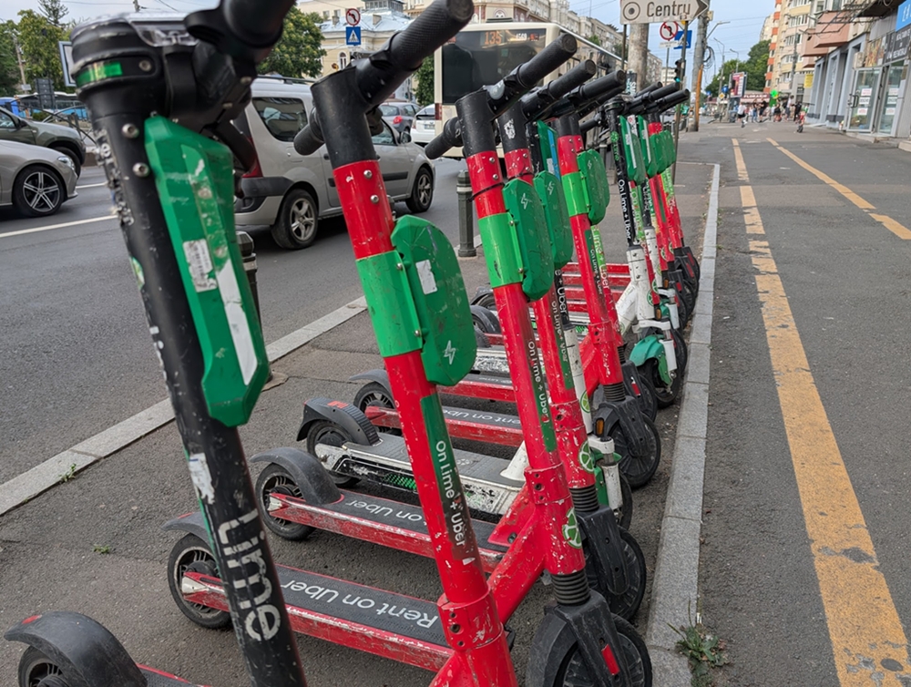Regulament pentru trotinele electrice în Sibiu: acces interzis în zonele pietonale și parcuri, în afara pistelor dedicate
