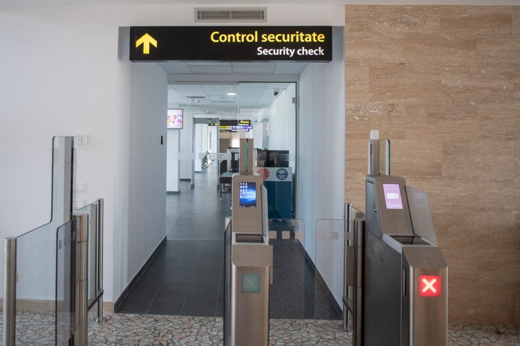 Reguli noi pentru lichidele transportate în bagajele de cală, la aeroporturile Otopeni și Băneasa. Sunt permise recipiente de până la doi litri