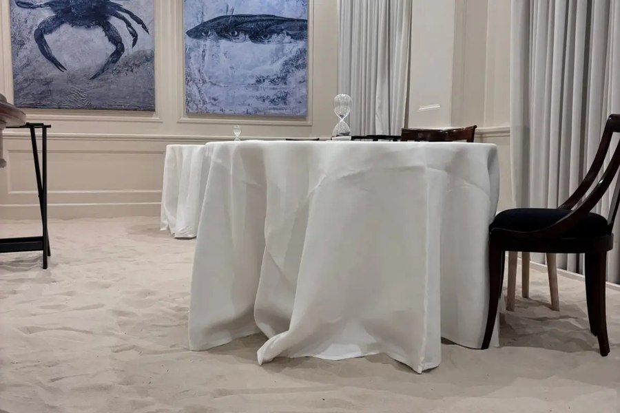 Restaurant din Torino, transformat în „plajă”: bucătarul a acoperit podeaua cu nisip și i-a invitat pe clienți să cineze desculți