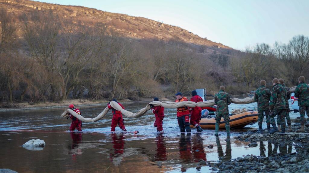 RFI: O echipă mixtă moldo-română instalează filtre pentru a curăța râul Nistru din R.Moldova