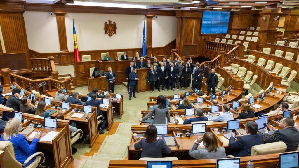 RFI: Proteste în Parlamentul R.Moldova. Maia Sandu: Nu oprim reforma justiției