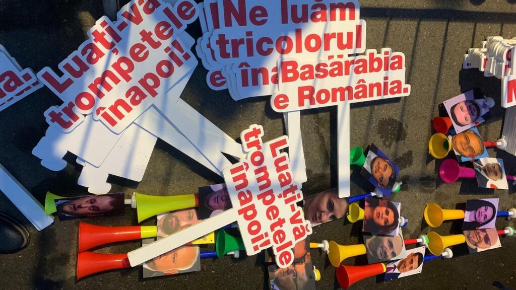 RFI: Victimele agresiunii ruse pe de Nistru, comemorate în fața Ambasadei ruse la București: „Basarabia e România!”