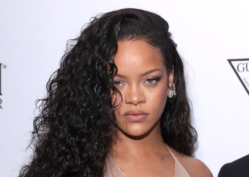 Rihanna, vizată de un atac armat: o femeie a tras 10 focuri dintr-un Tesla alb asupra conacului vedetei din Beverly Hills