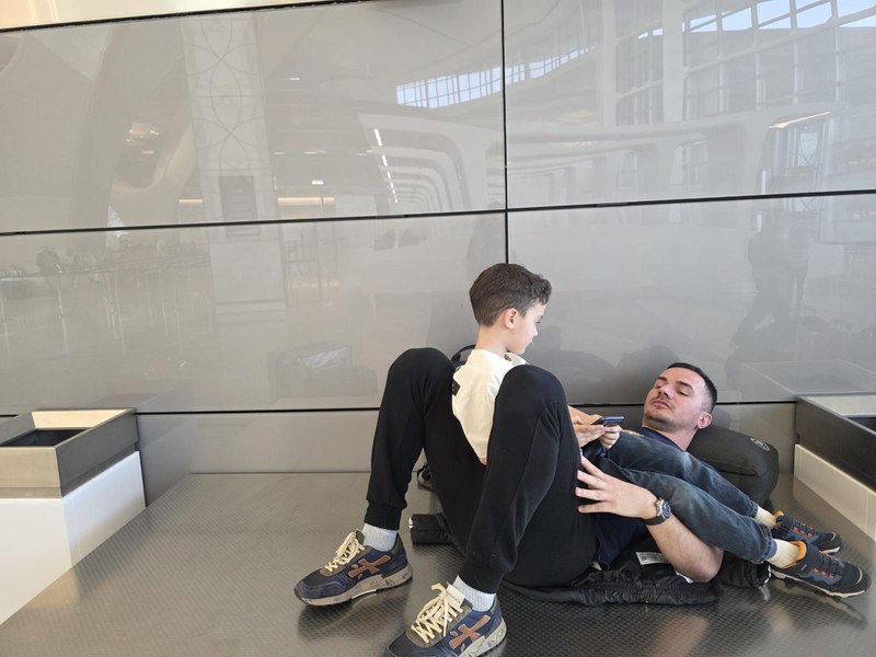 Român blocat în Abu Dhabi, despre probleme de cazare și coordonare pentru românii blocați în Emirate. Cum organizează Guvernul întoarcerea