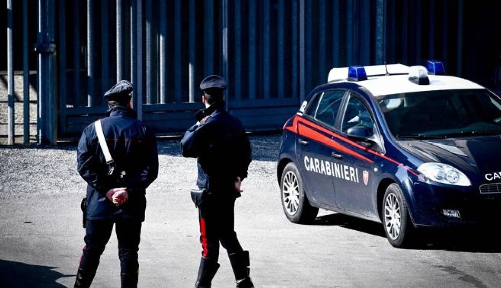 Român cercetat în Italia după ce a atacat cu toporul o secție de Carabinieri. A distrus interfonul și defibrilatorul
