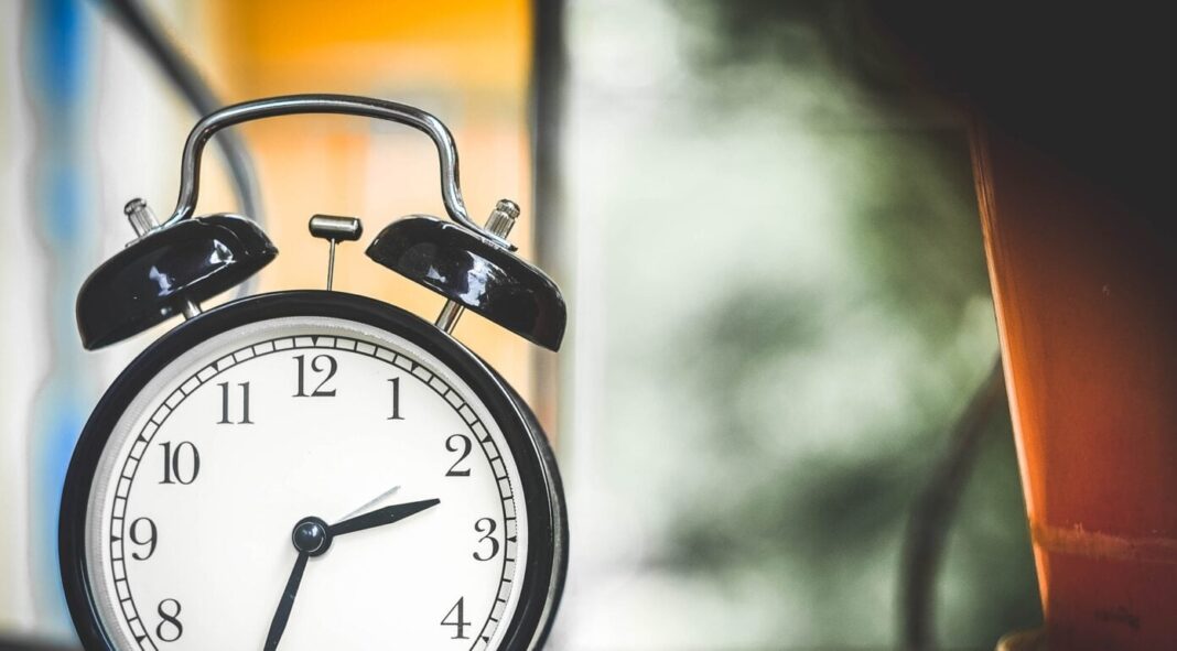 România trece la ora de vară 2026: când se dau ceasurile înainte cu o oră