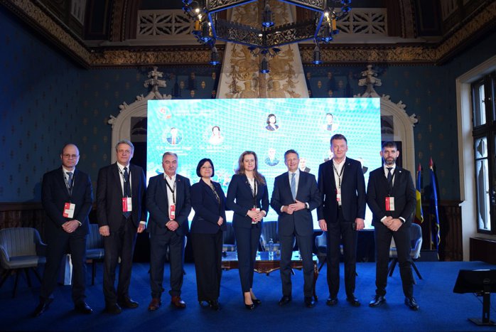 România vrea mai multe investiţii străine: cercetarea, designul şi producţia devin motoare de creştere. Investiţiile nu sunt niciodată doar despre cifre. Este vorba despre încredere”. „România are un potenţial real de a deveni un hub regional, iar dialogul dintre mediul public şi privat este esenţial”