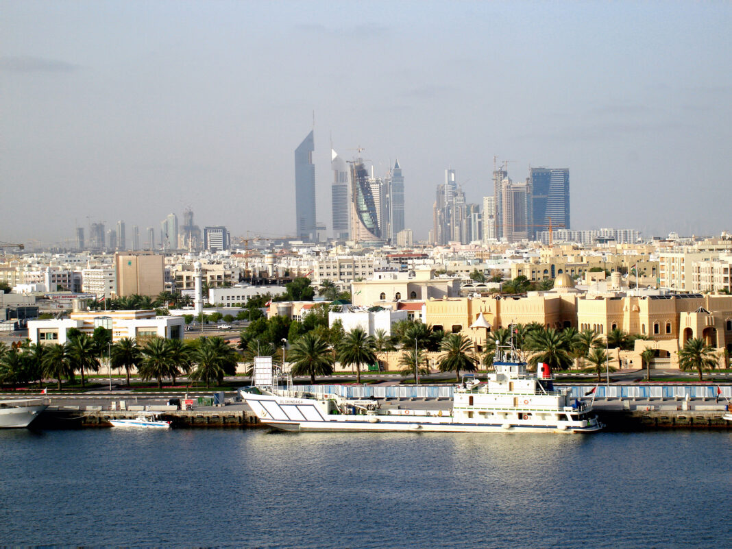 Românii din Dubai și Abu Dhabi țin legătura online în plină criză regională: „Să rămânem în case și să păstrăm calmul” / Planuri alternative la zborurile anulate, unii iau în calcul plecarea terestră spre Oman